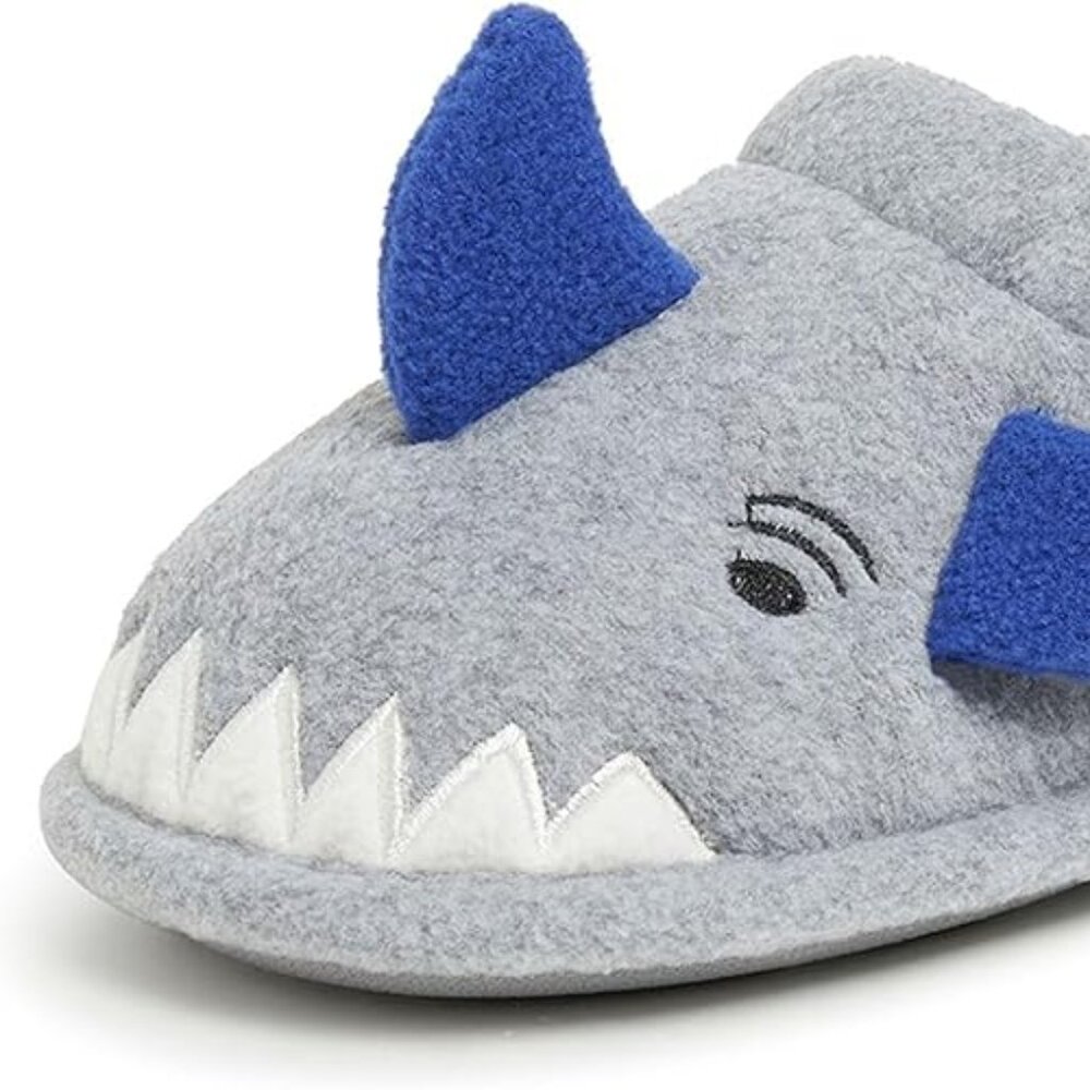 NWT - DEARFOAM KIDS SHARK SLIPPERS BOY SIZE 9-10